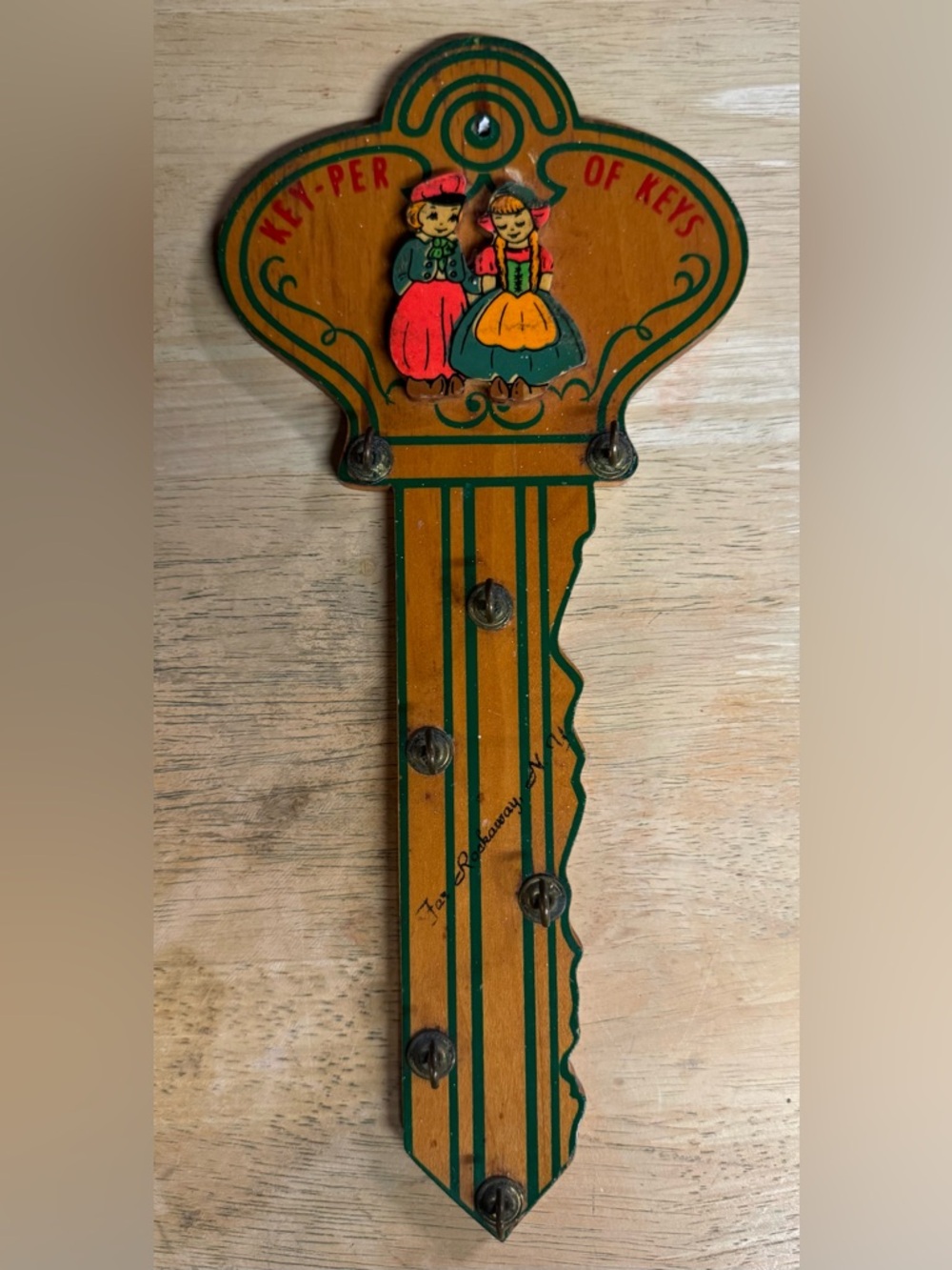 Vintage Style Wooden Key Rack Wall Decor in Orange and Green